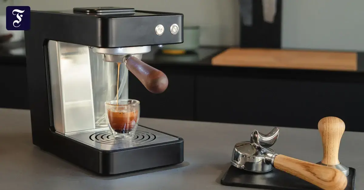 La máquina de café Roxy, compacta y de diseño minimalista.