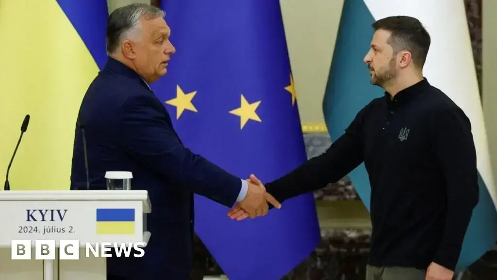 Un cartel electoral del partido Fidesz muestra a los líderes Volodymyr Zelensky y Peter Magyar.