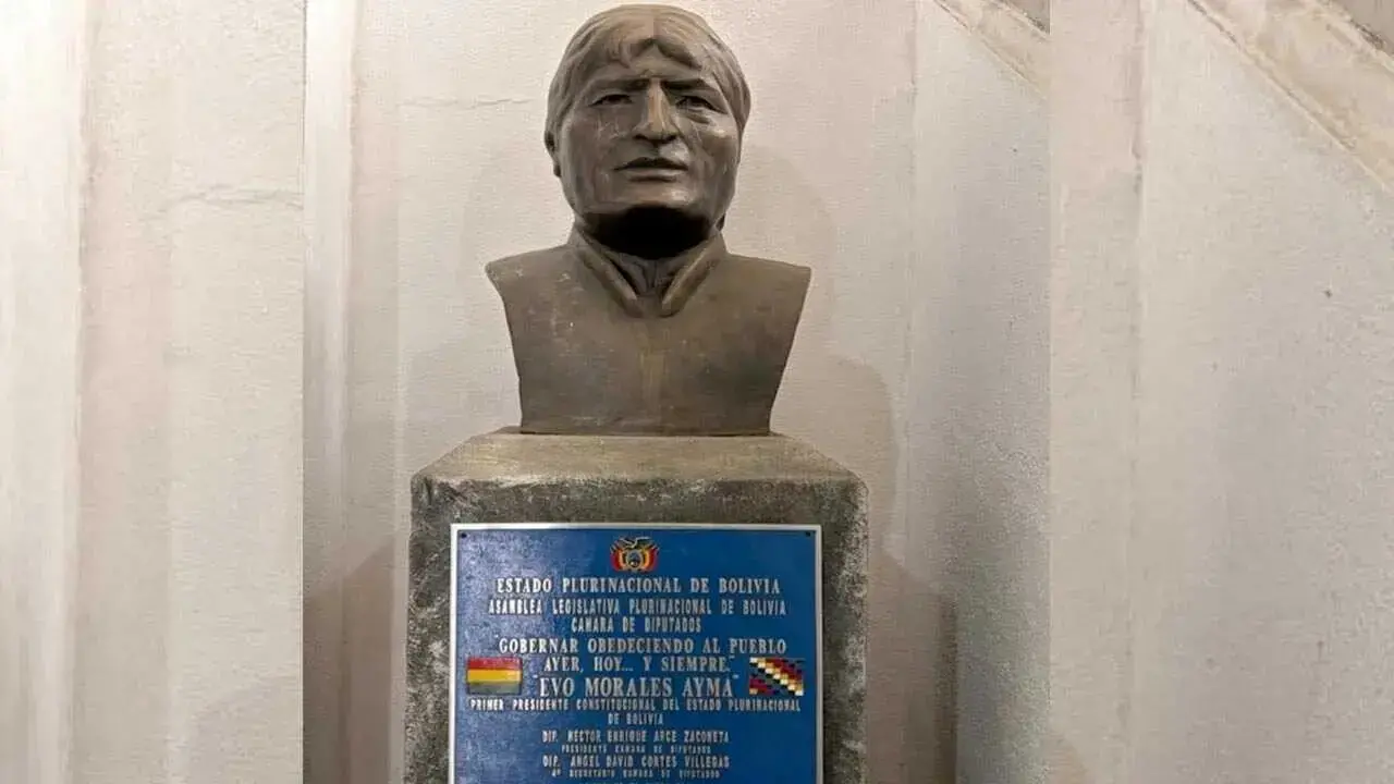 Busto de Evo Morales en la Asamblea Legislativa.