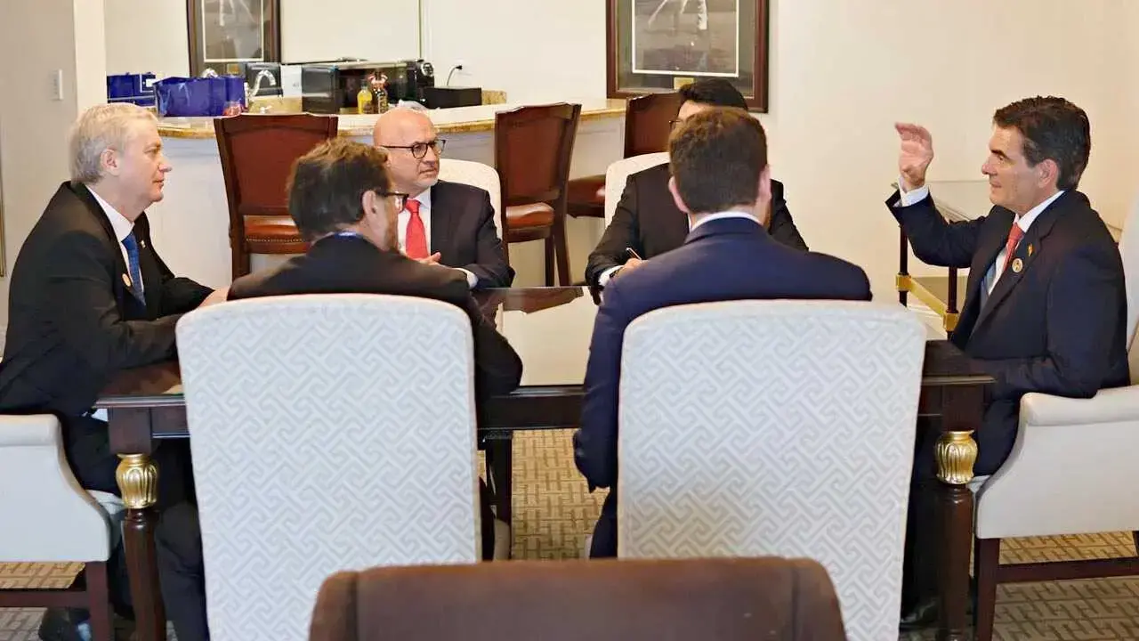El presidente, Rodrigo Paz, reunido con el presidente electo de Chile, José Antonio Kast.