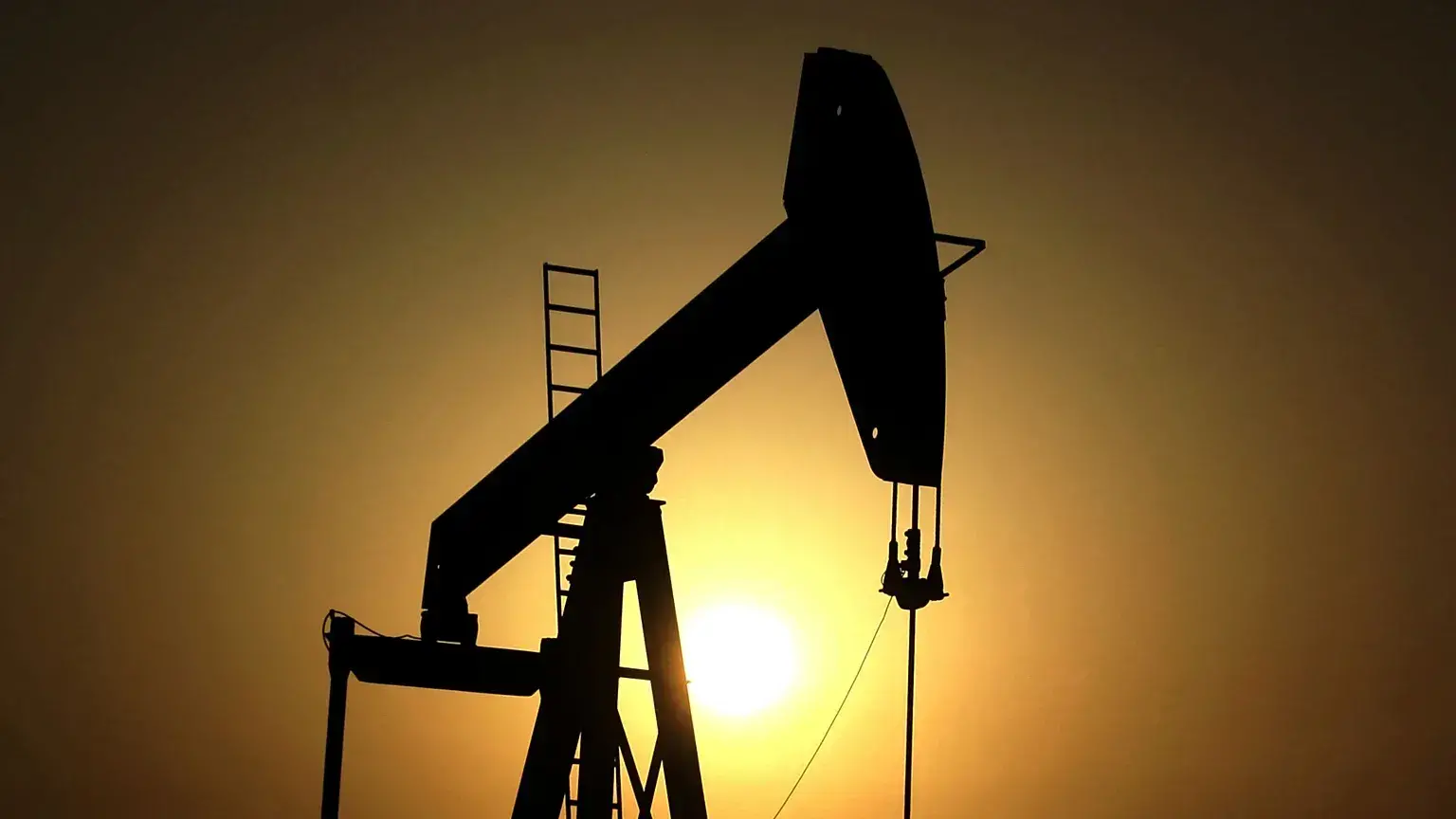 Una bomba de extracción en los campos petrolíferos de Sakhir, Baréin.