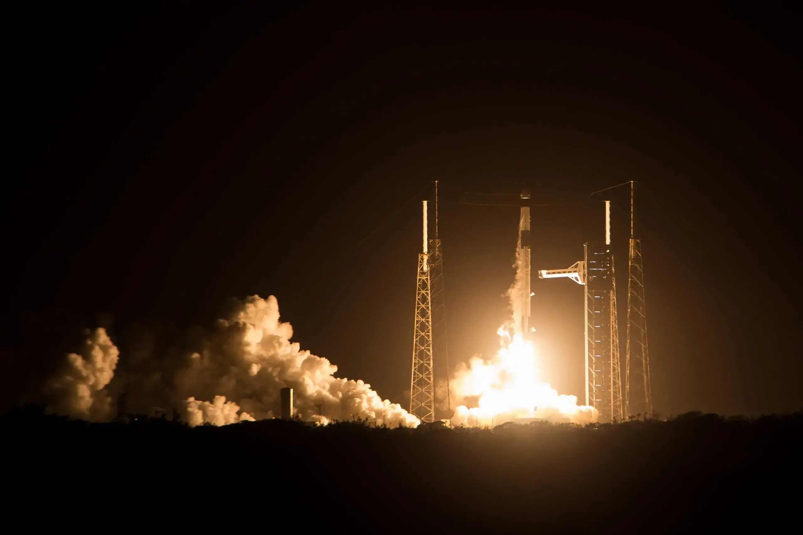 Un cohete Falcon 9 de SpaceX despegando. Los lanzamientos espaciales liberan contaminantes cuyos impactos no se conocen del t