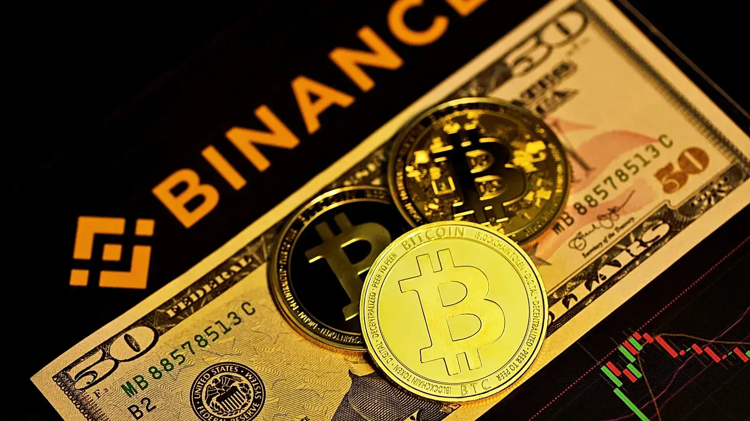 Imagen genérica con el logo de Bitcoin y de Binance
