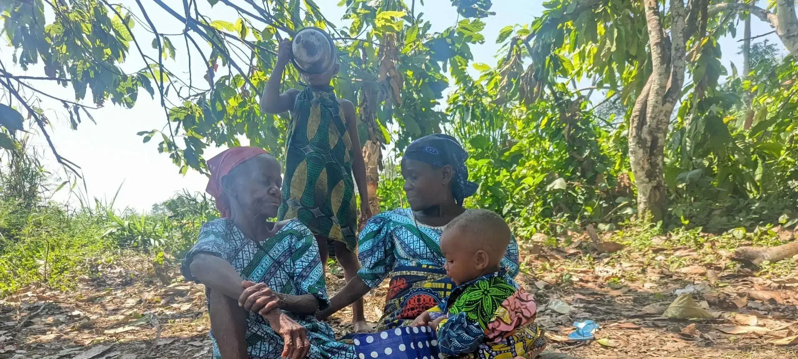 Una familia Twa asentada en el distrito periférico de Ndadi, en la ciudad de Beni.