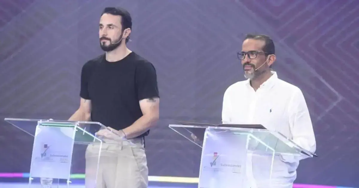 Candidato Juan Pablo Velasco durante el debate electoral en Santa Cruz.