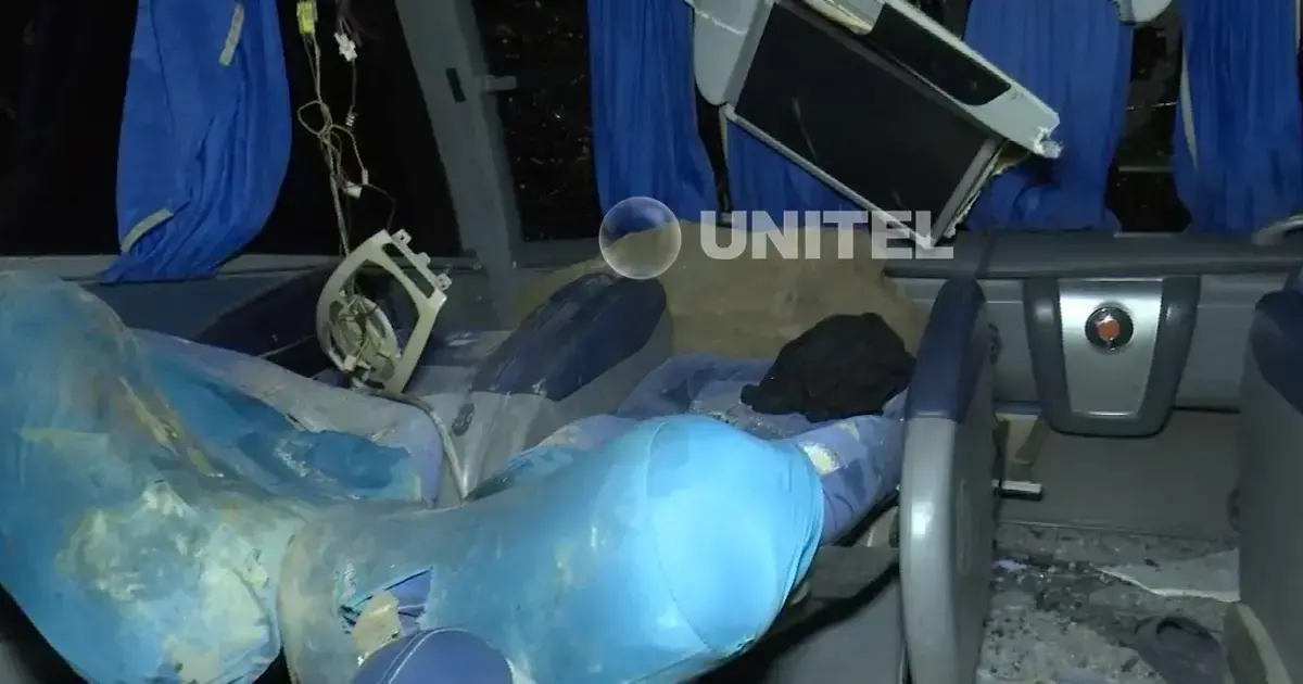 Daños en el techo de un bus tras la caída de una piedra.