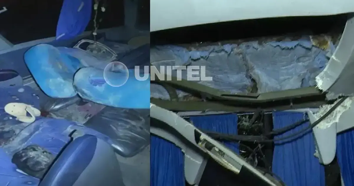 El bus quedó con daños materiales de consideración tras el impacto de la roca.