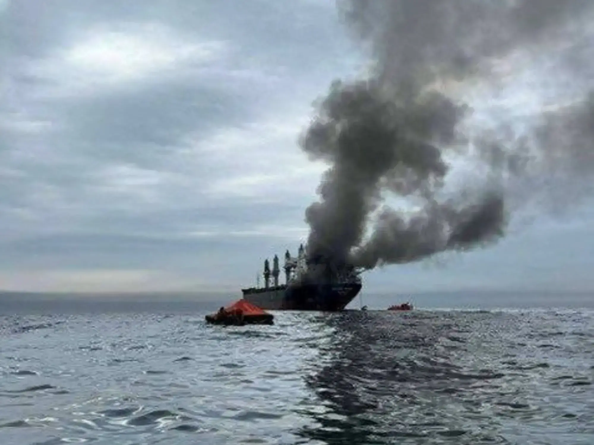 Un petrolero arde cerca de Basora, Irak, tras un ataque.