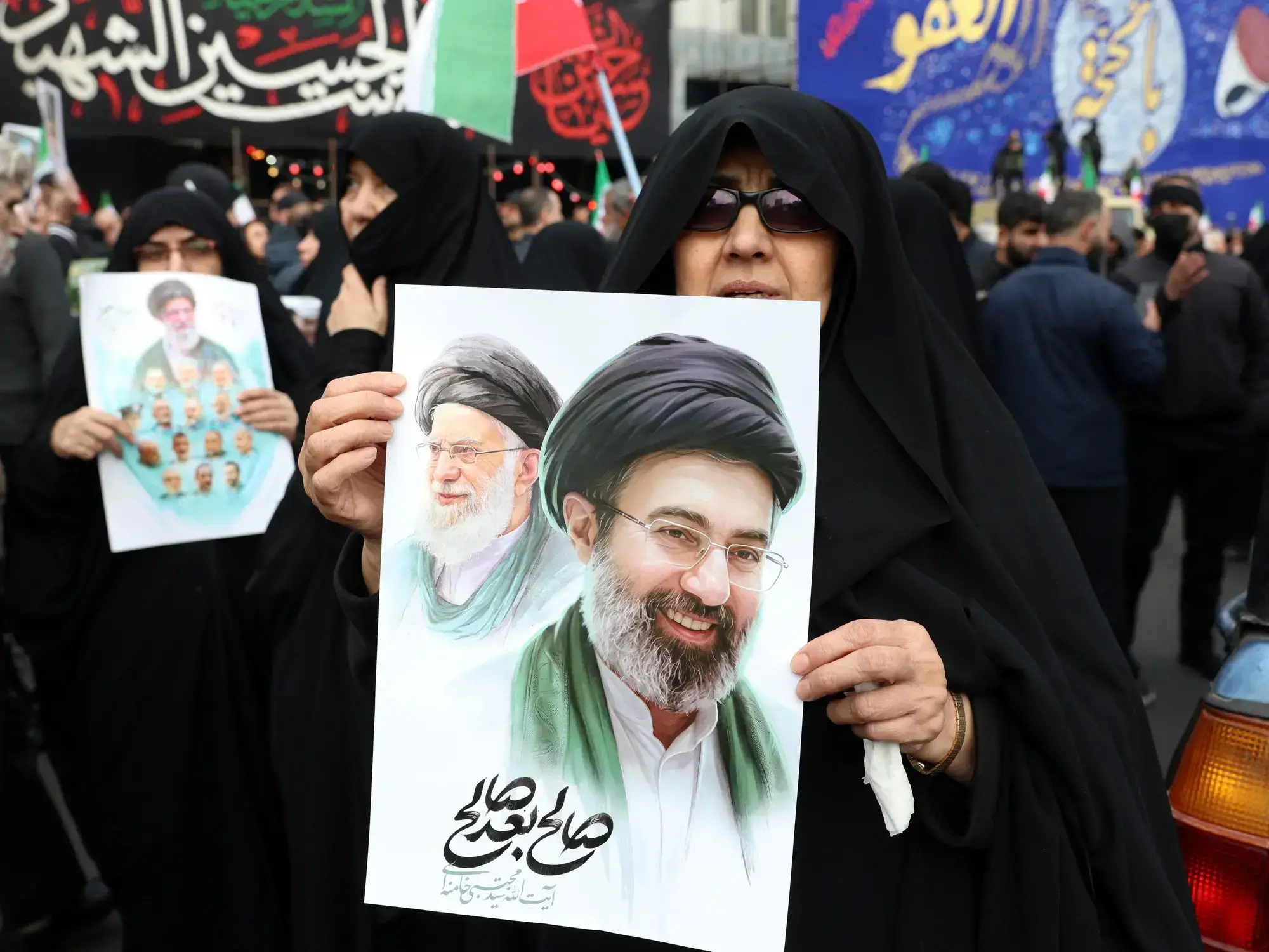 Iraníes muestran retratos del ayatollah Mojtaba Khamenei.