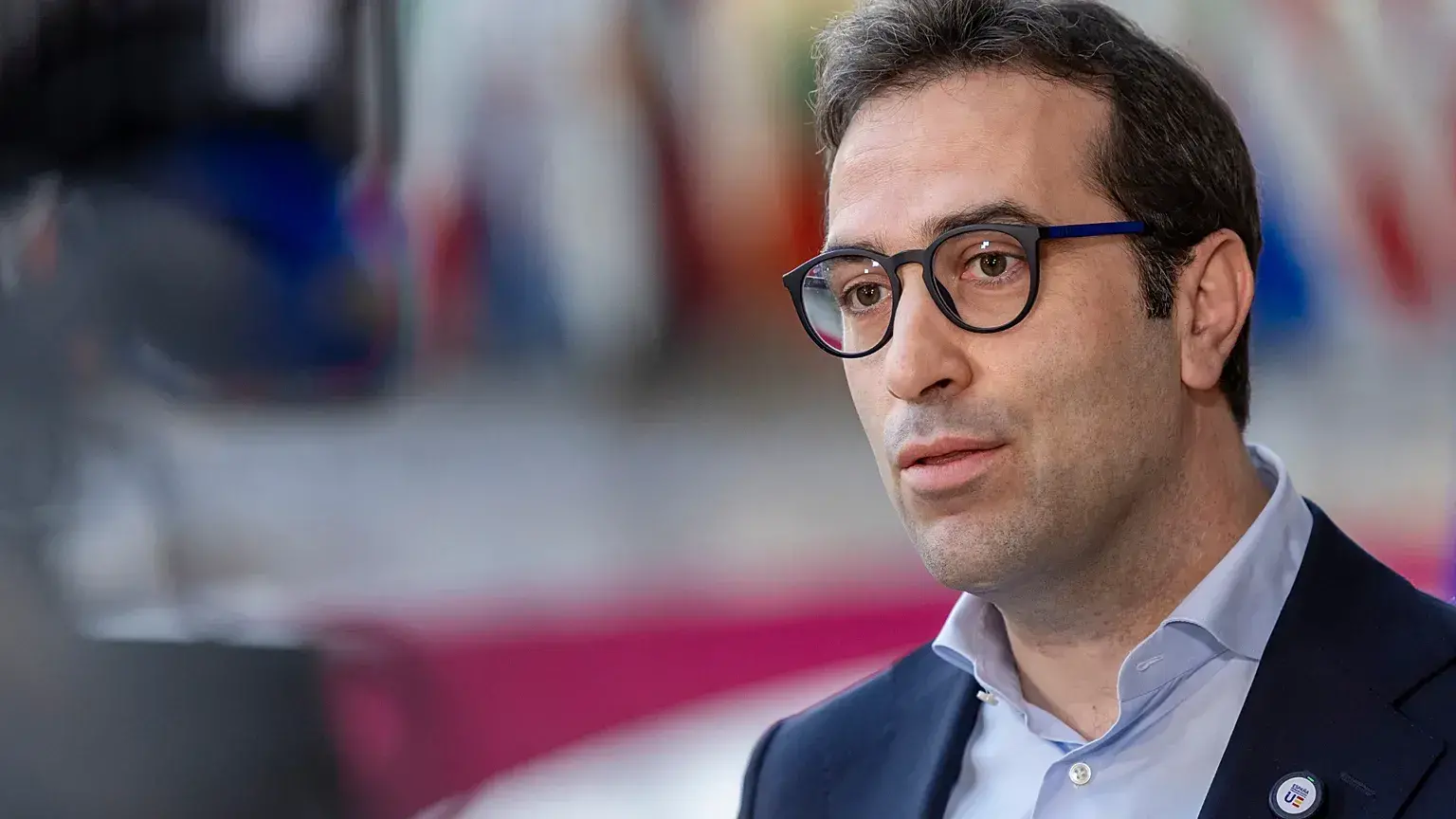 El ministro de Economía de España, Carlos Cuerpo, habla con los medios en el edificio del Consejo Europeo en Bruselas.