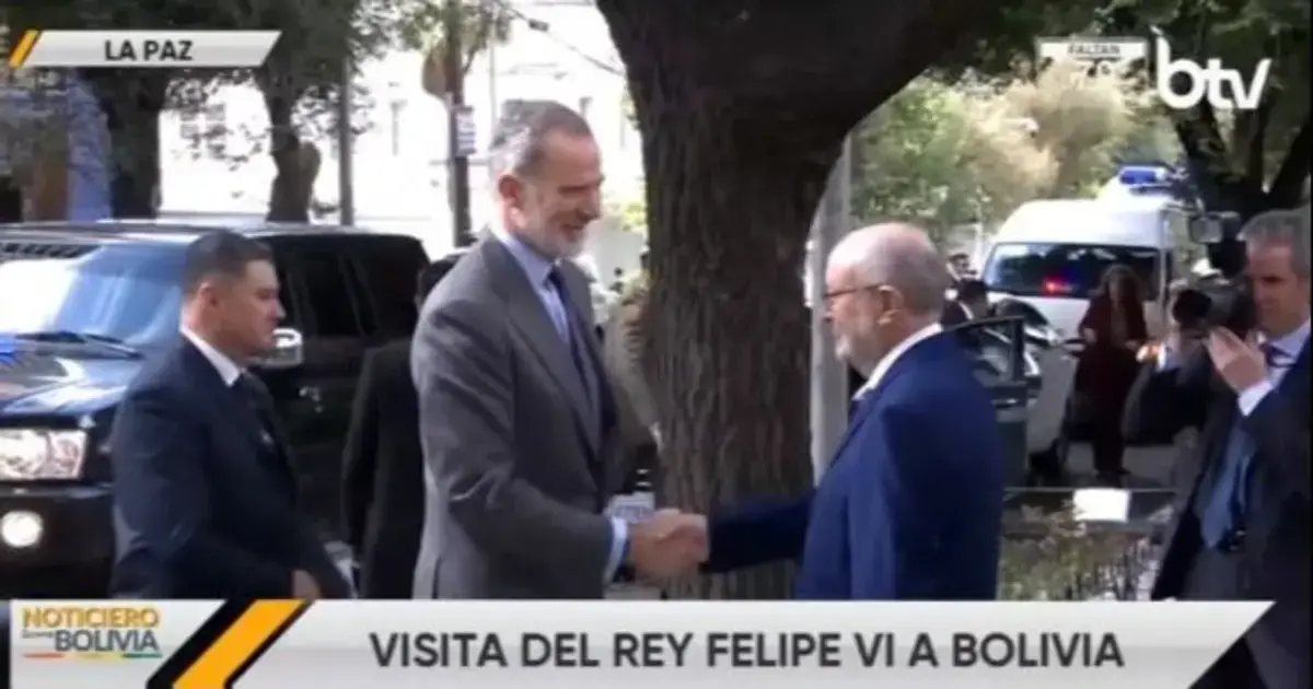 Felipe VI ingresa a la embajada española en La Paz.