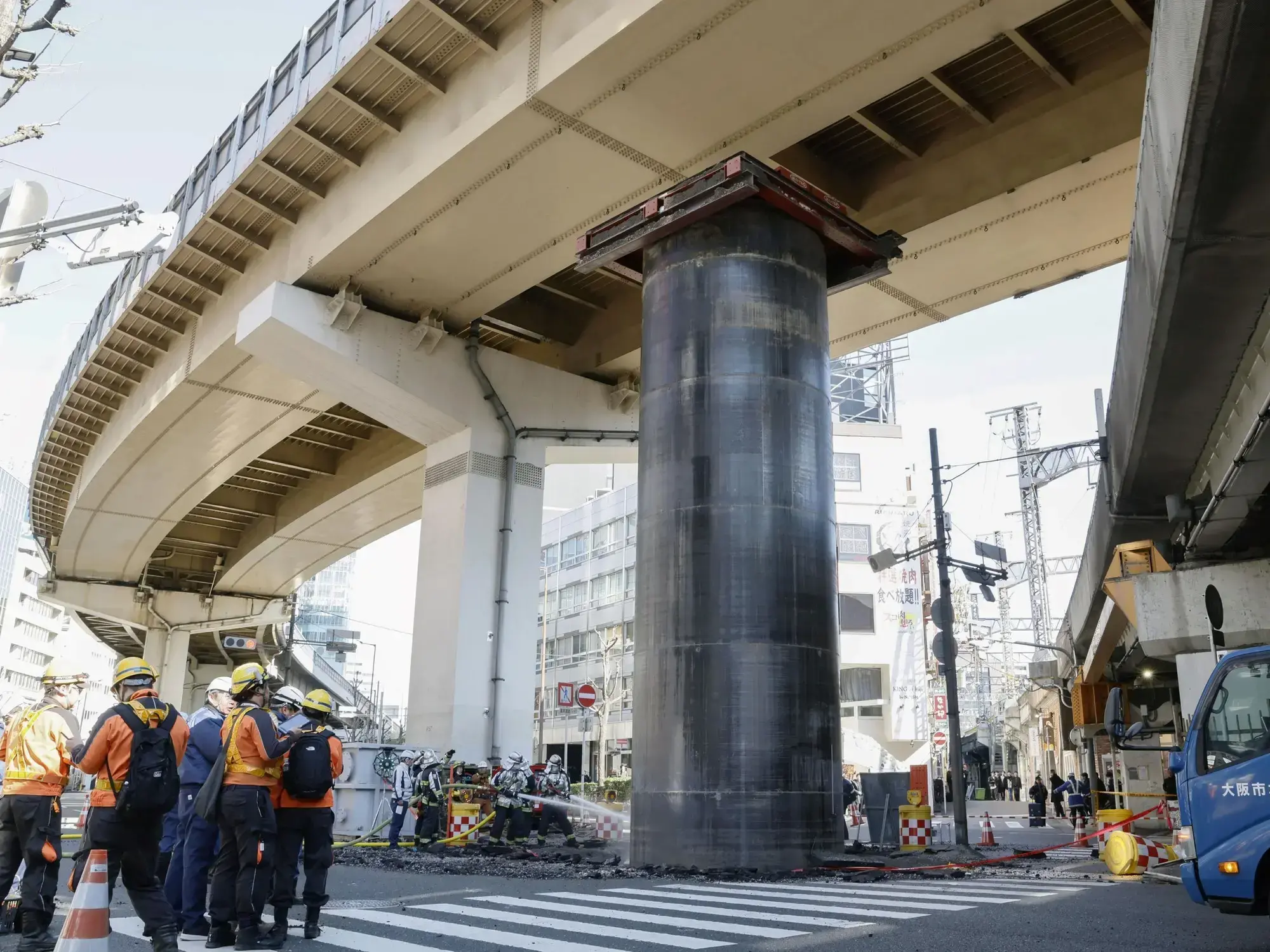 Una tubería de agua gigante emerge de la calle en Osaka.