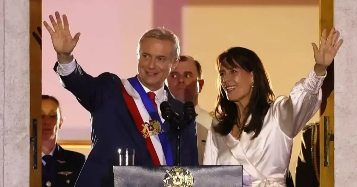 El presidente de Chile, José Antonio Kast, saluda junto a su esposa, María Pía Adriasola.