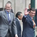 El Rey Felipe VI rompe el protocolo y recorre a pie el centro político de La Paz
