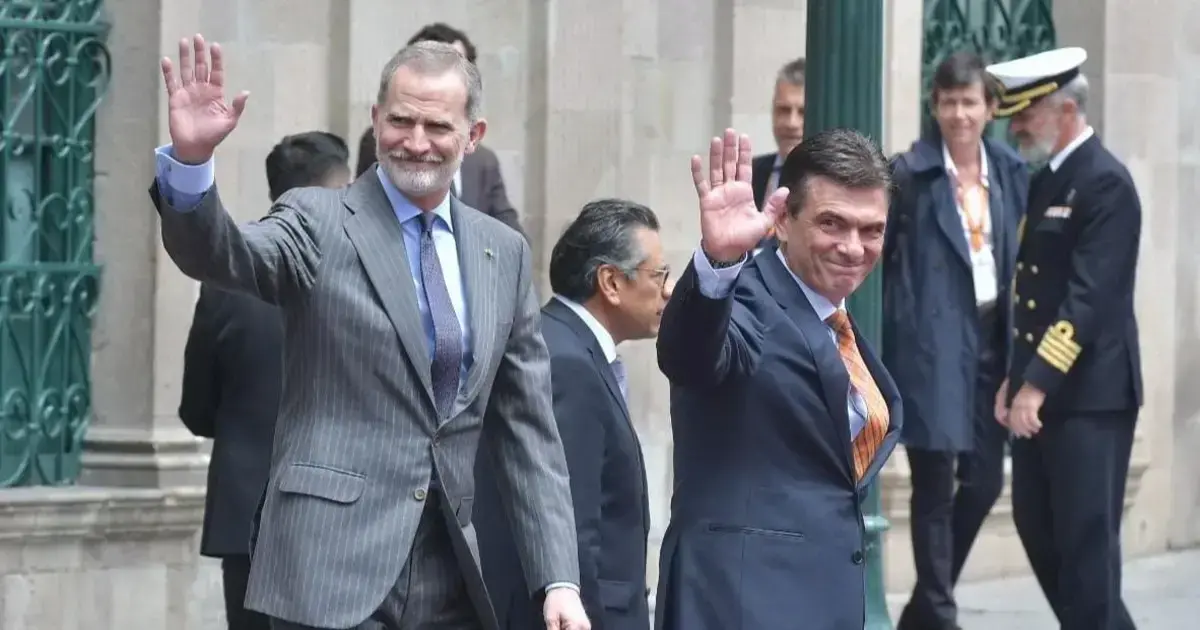 Felipe VI y Rodrigo Paz salen a la Plaza Murillo.