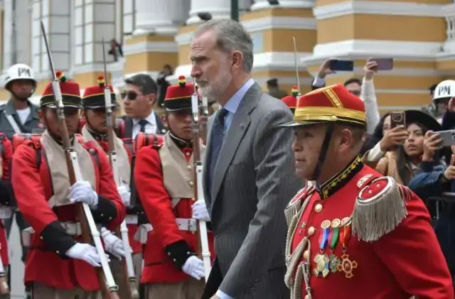 El rey de España, Felipe VI, en la plaza Murillo de La Paz.