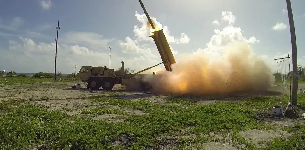 Un sistema de defensa antimisiles THAAD desplegado en una base.