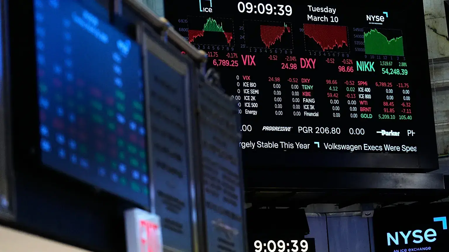 Pantallas muestran información financiera en la Bolsa de Nueva York.