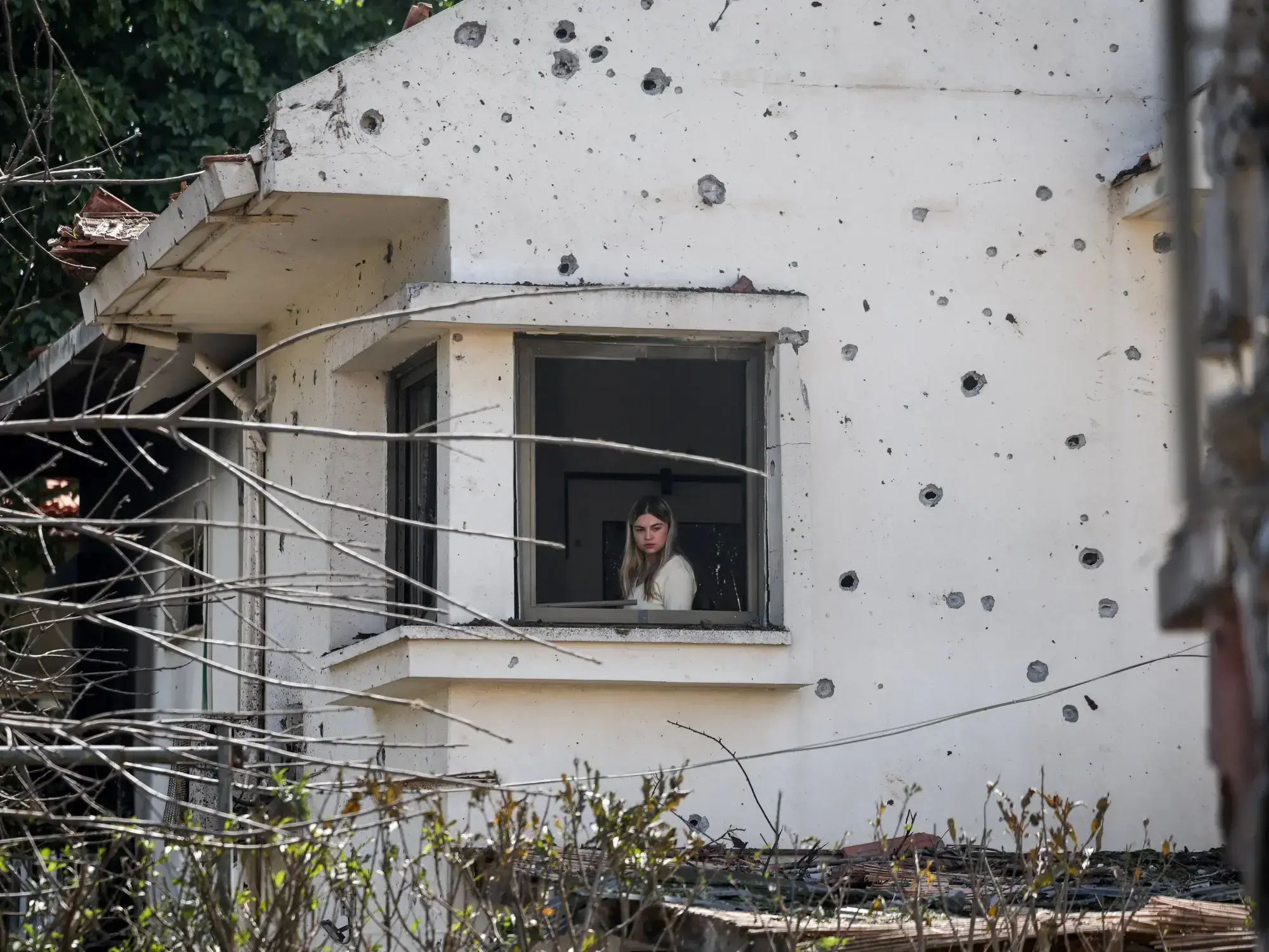 Vecinos inspeccionan los restos de una casa atacada en Moshav Haniel.