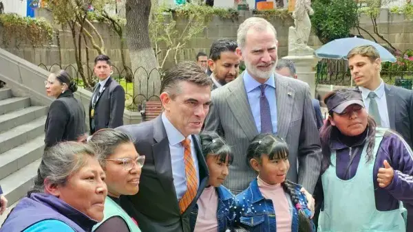 El presidente Rodrigo Paz y el Rey de España posan en la Plaza Murillo