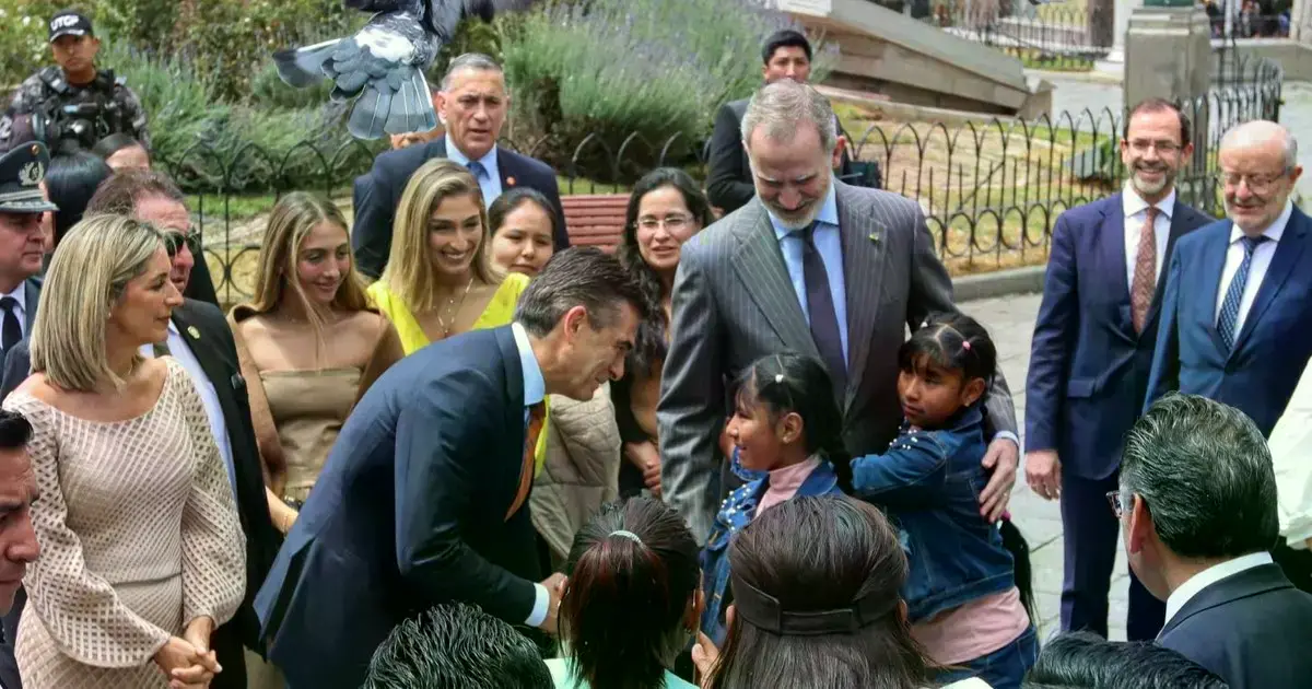 El presidente Paz y el rey Felipe VI reciben saludos en Plaza Murillo.