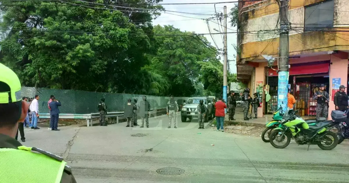 Operativo policial en la zona Piraí, por el mercado antiguo Abasto