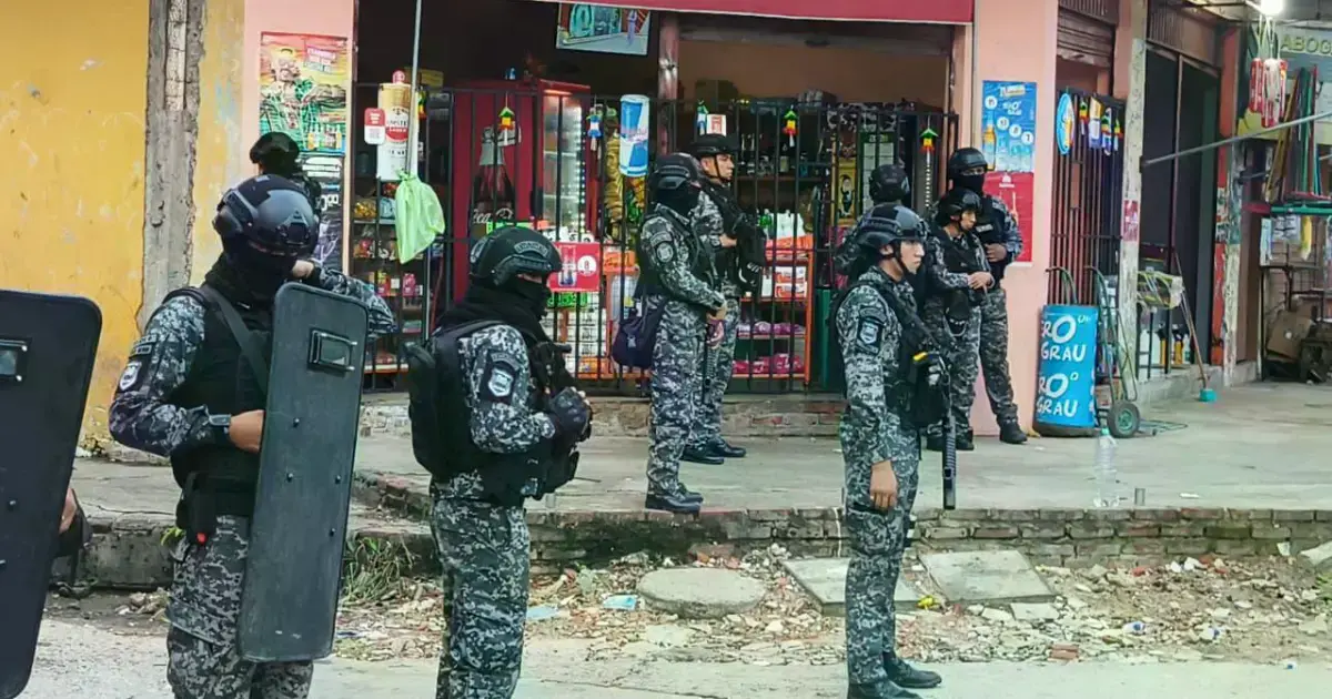 Efectivos policiales durante el operativo en Santa Cruz.