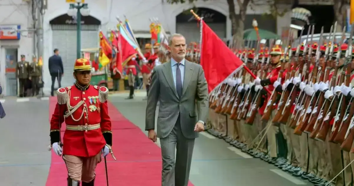Felipe VI recibe honores de la guardia presidencial boliviana, los Colorados de Bolivia, en la Plaza Murillo.