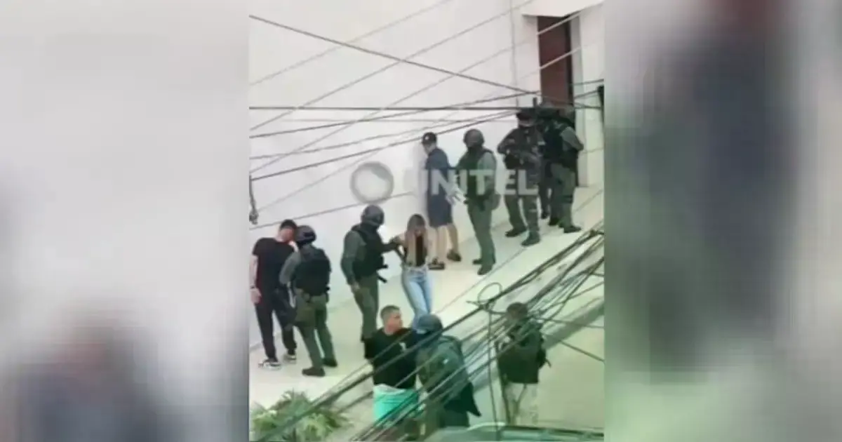 Imagen del momento de la captura de varias personas durante el operativo policial.