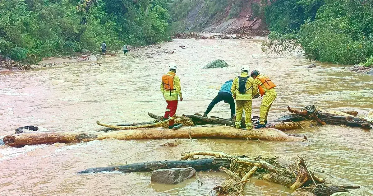 Bomberos trabajan en el rescate de una persona desaparecida en la ruta Entre Ríos–Tarija.