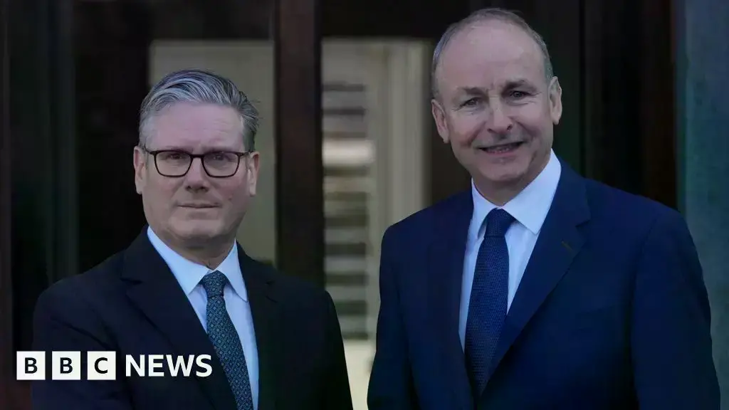 Sir Keir Starmer y el taoiseach Micheál Martin visitan un laboratorio en el Instituto Nacional Tyndall en Cork.
