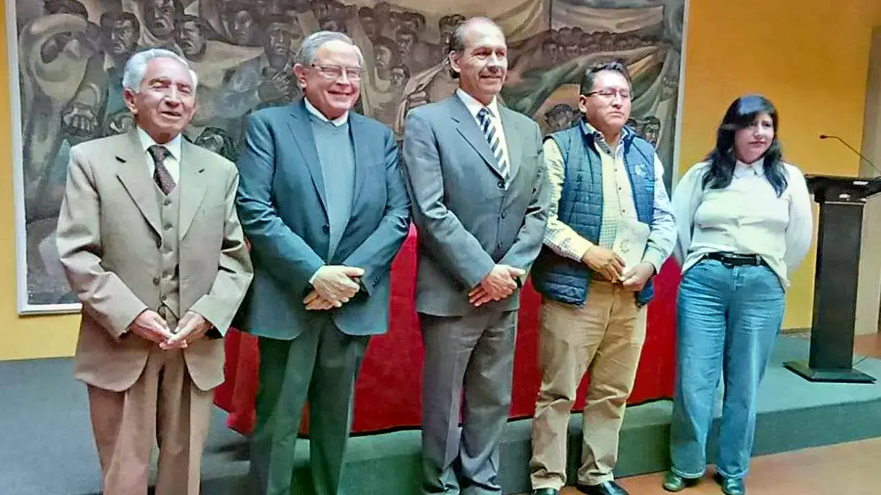 El nuevo director de la Cámara Departamental del Libro de La Paz, junto al viceministro de Culturas, Andrés Zaratti.