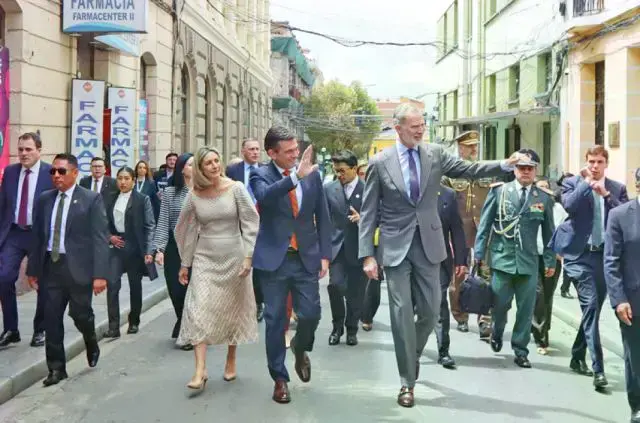 El Rey de España junto al presidente Paz en las calles de La Paz.