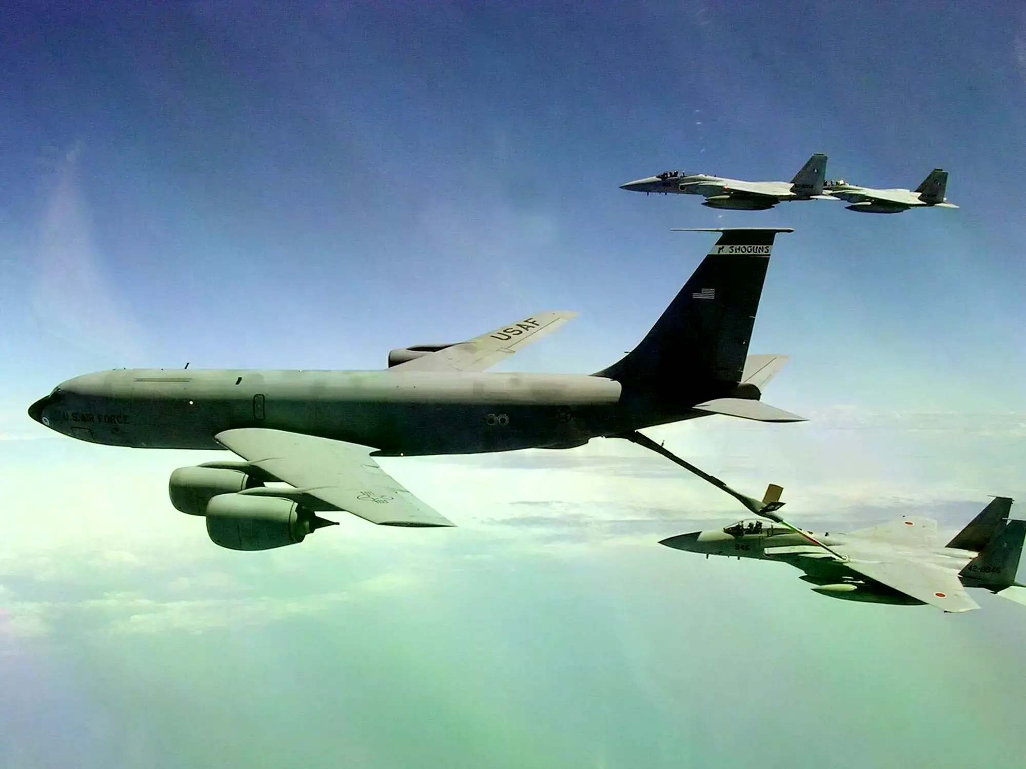 Un avión de recarga de combustible KC-135 durante ejercicios militares.