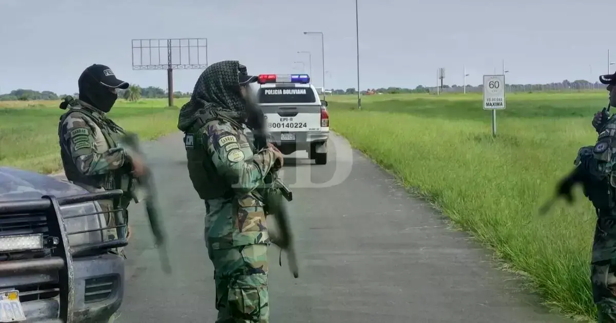 Efectivos policiales cierran la entrada al aeropuerto presidencial