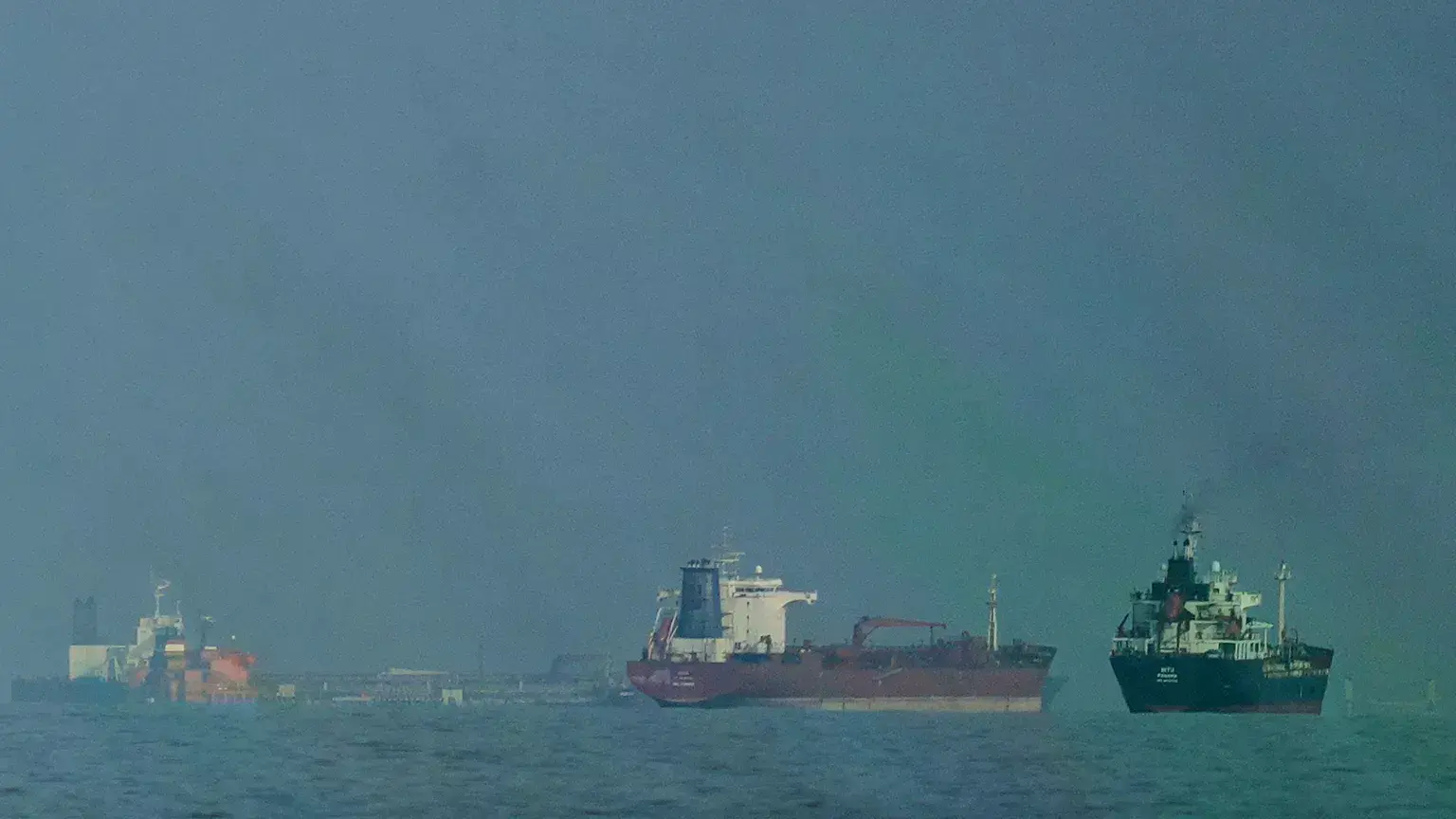 Petroleros y cargueros se alinean en el estrecho de Ormuz