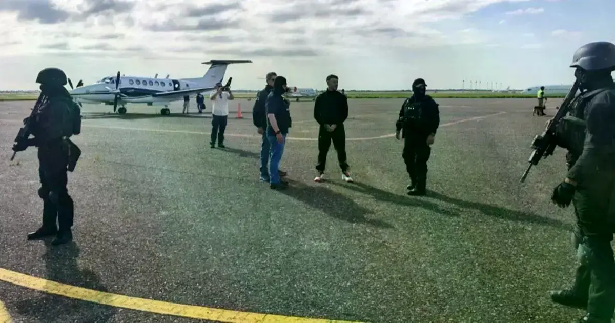 Sebastián Marset detenido ante agentes de la DEA.