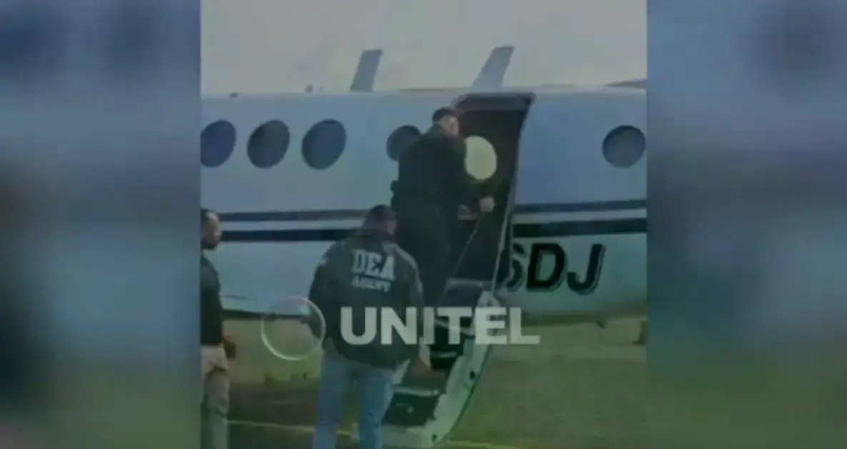 Sebastián Marset subiendo a un avión escoltado y enmanillado.