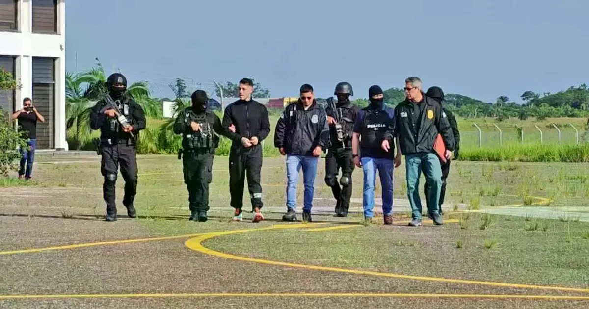 Sebastián Marset junto con personal de la DEA