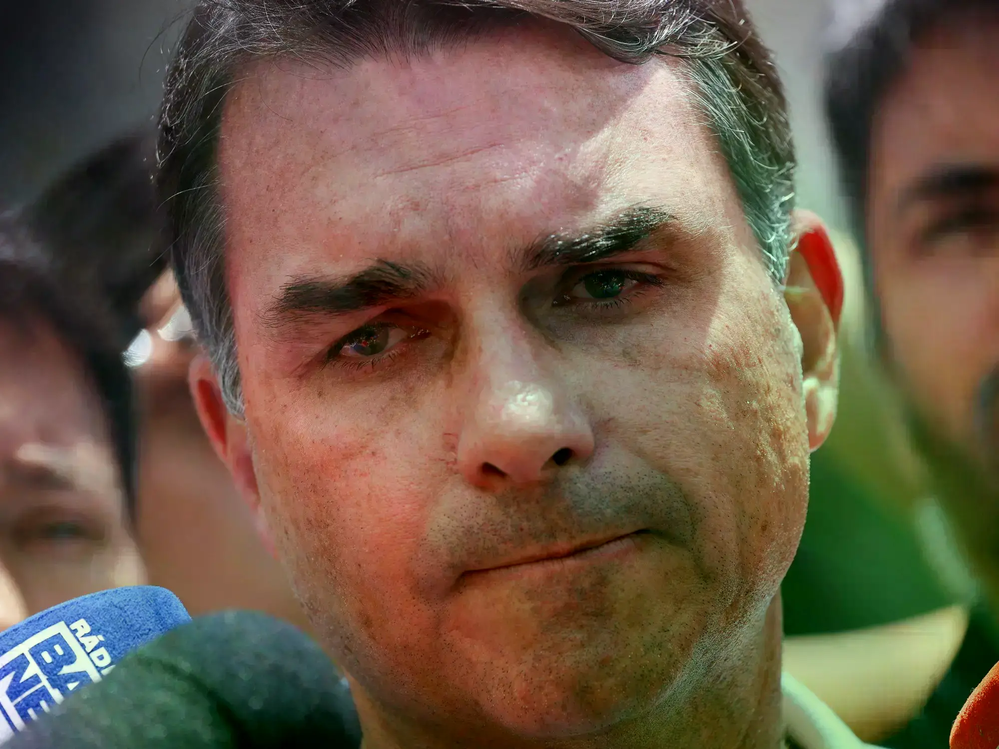 Flavio Bolsonaro, hijo del expresidente, atiende a la prensa en las afueras del hospital.