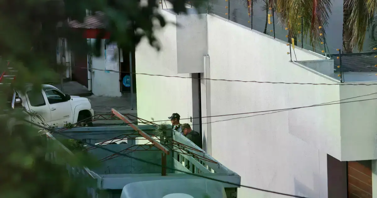 Integrantes de las Fuerzas Armadas de Bolivia realizan un operativo este viernes, en Santa Cruz (Bolivia)