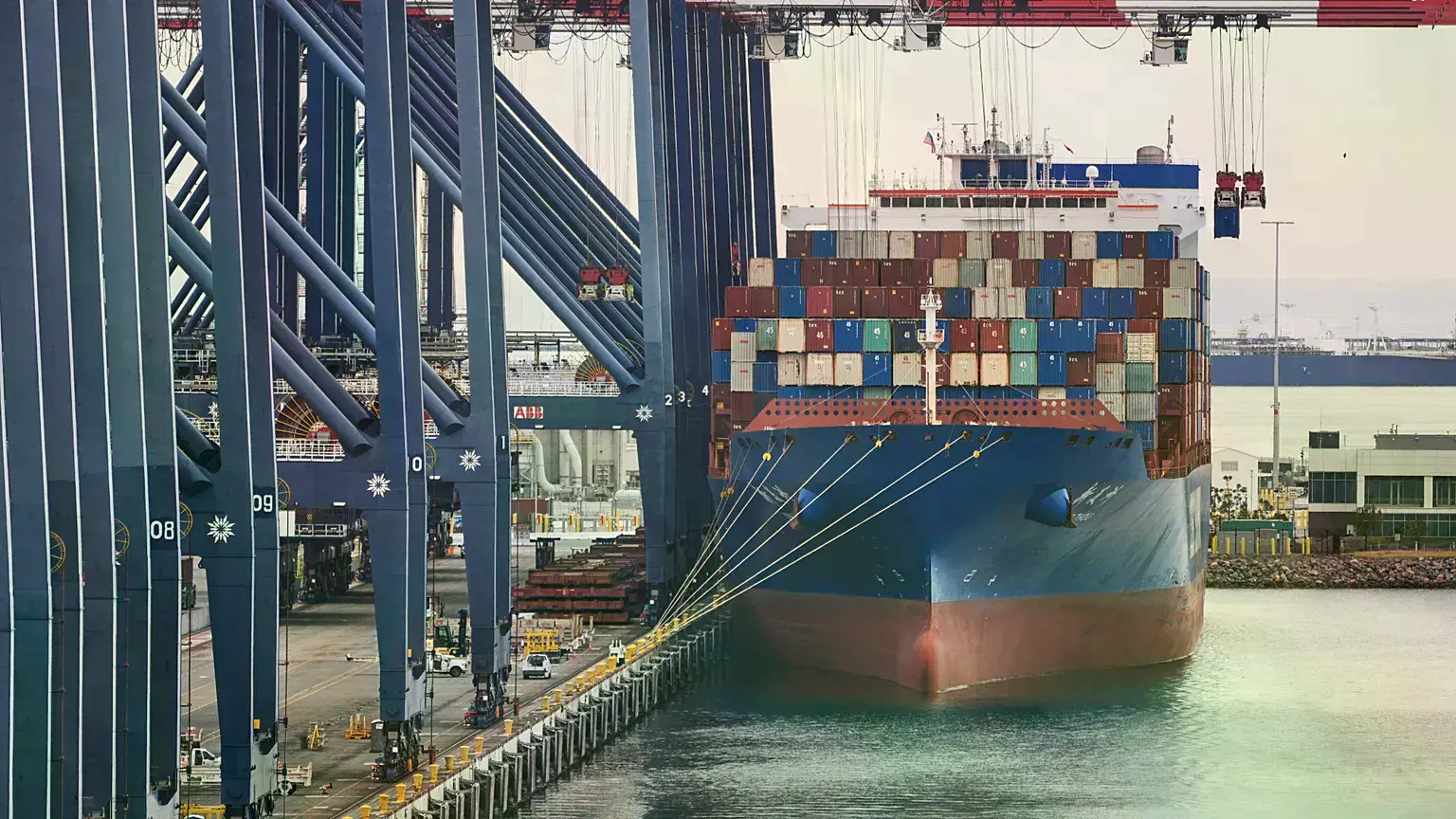 Un portacontenedores atraca en el puerto de Long Beach, California, EE.UU.