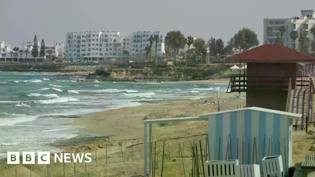 Una playa vacía en Ayia Napa, que normalmente está llena de turistas.
