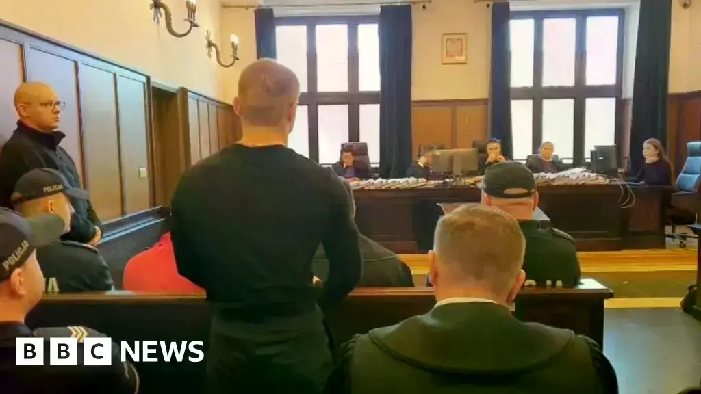 Los acusados comparecen en un tribunal de Varsovia con uniforme naranja y esposas.