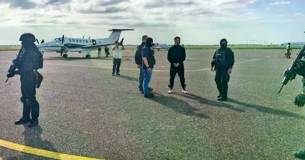 El narcotraficante Sebastián Marset antes de subir al avión de la DEA.