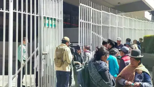 Filas en el Banco Central para cambiar los billetes de la serie B.