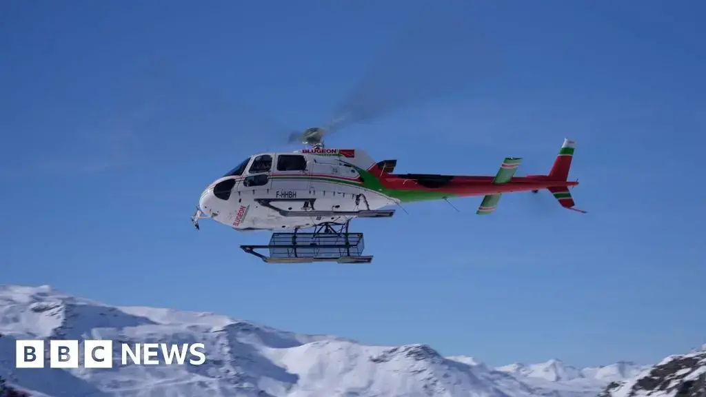 Un helicóptero de rescate sobrevuela la zona de Val Thorens en los Alpes franceses.