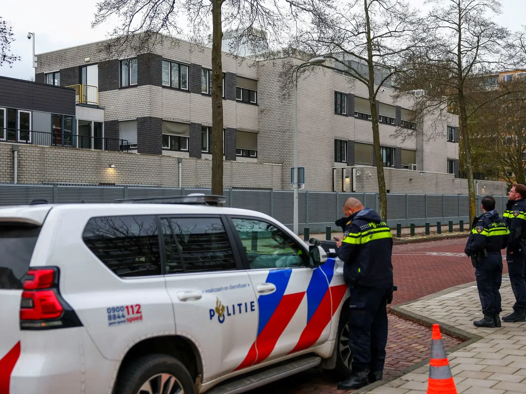 La Policía custodia la escuela judía de Ámsterdam frente a la cual se hizo estallar un explosivo.
