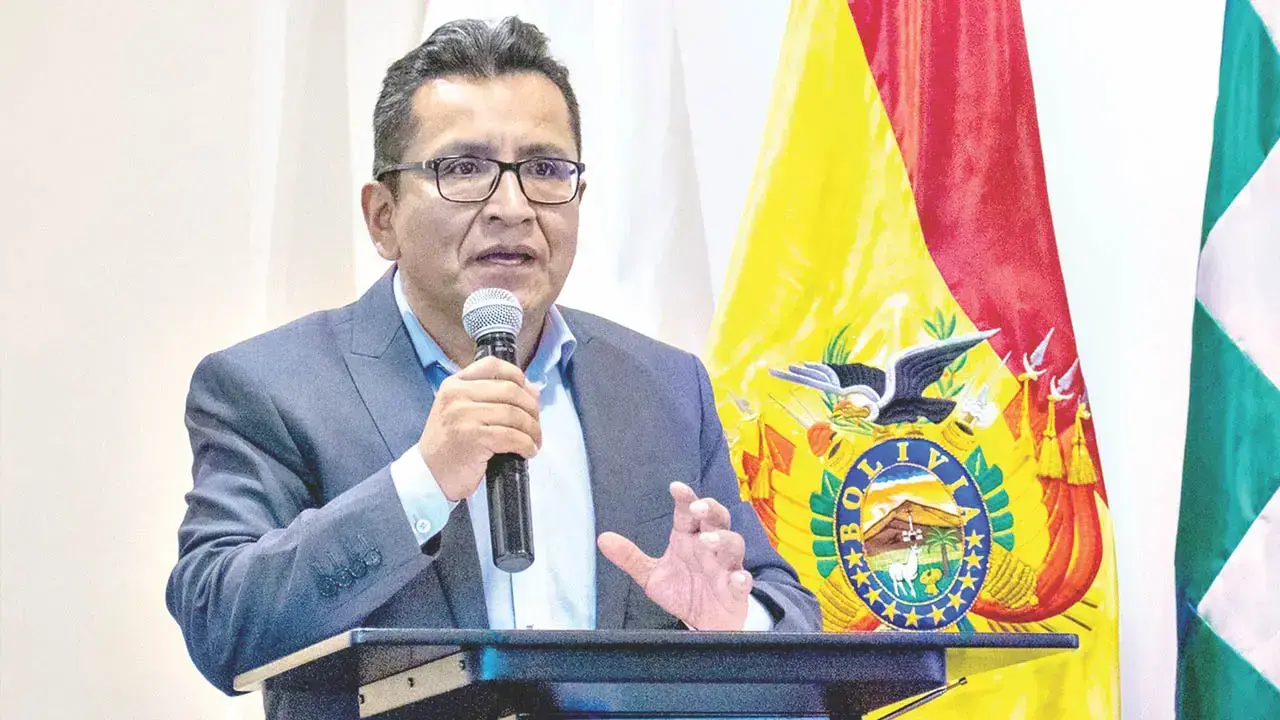 El Defensor del Pueblo, Pedro Callisaya, durante la presentación de un informe.