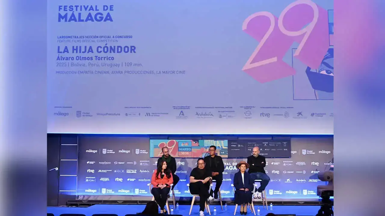 Álvaro Olmos y parte del equipo de producción de 'La hija cóndor' en el Festival de Málaga.